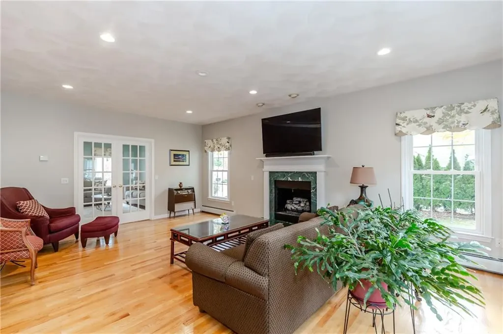 11 Raven Circle Cranston RI 02921