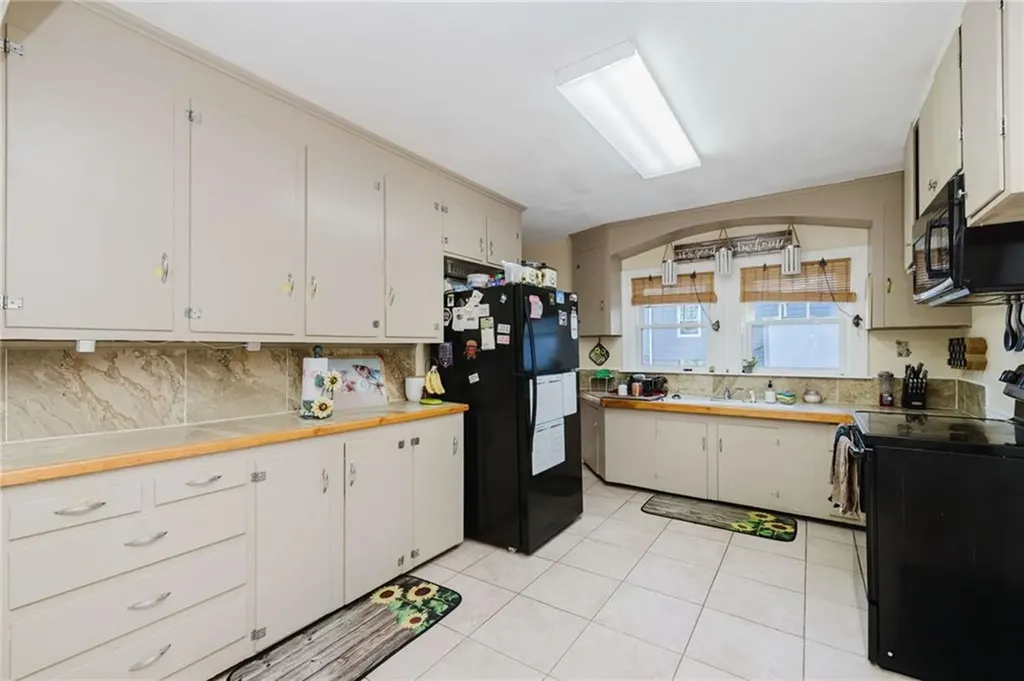 75 Randolph Avenue Tiverton RI 02878