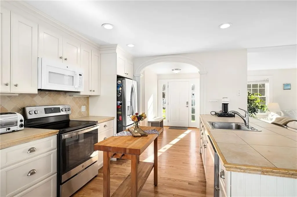 62 Howland Avenue Middletown RI 02842