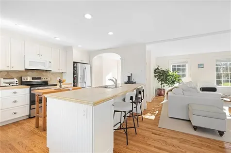 62 Howland Avenue Middletown RI 02842