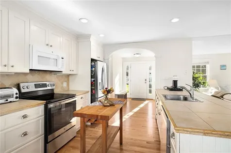 62 Howland Avenue Middletown RI 02842