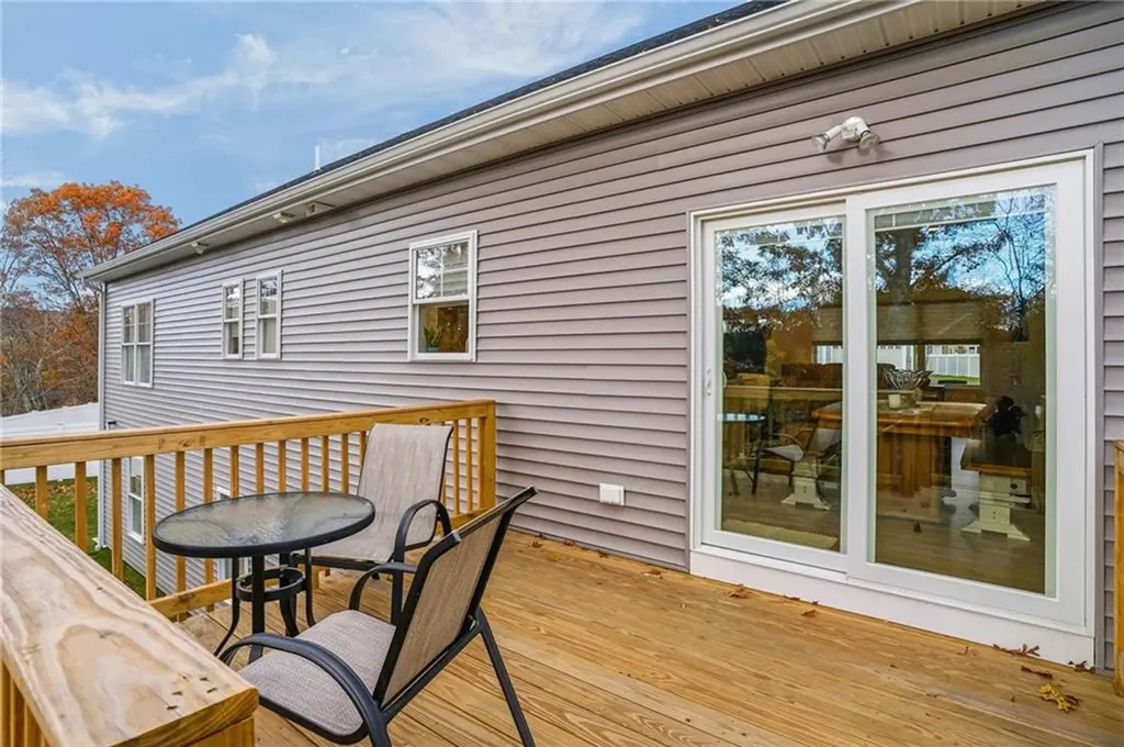 46 Lilyana Way Cranston RI 02920