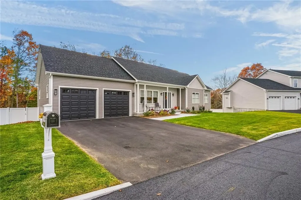 46 Lilyana Way Cranston RI 02920