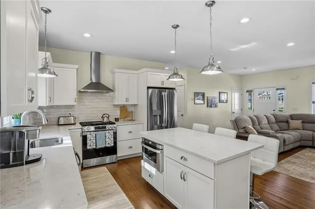 46 Lilyana Way Cranston RI 02920