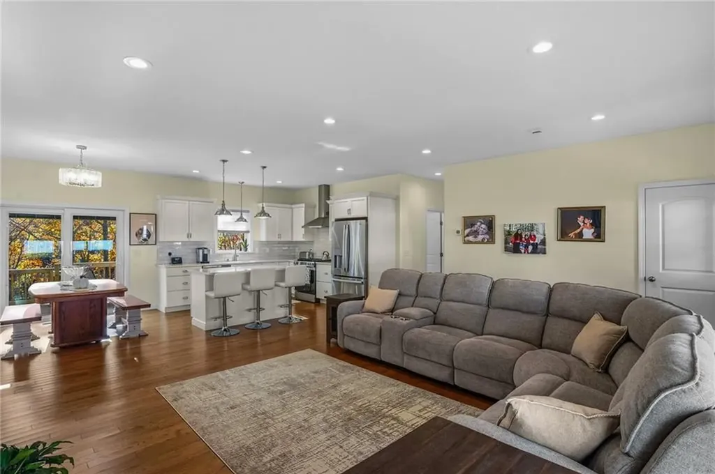 46 Lilyana Way Cranston RI 02920