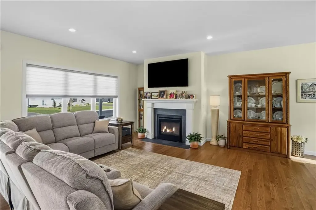 46 Lilyana Way Cranston RI 02920