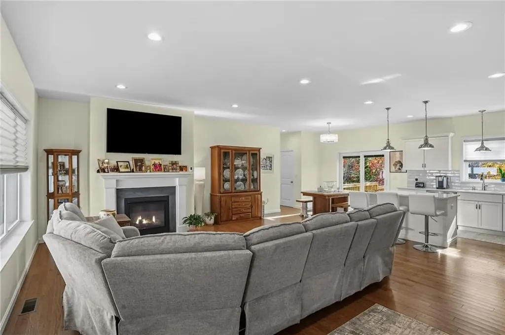 46 Lilyana Way Cranston RI 02920