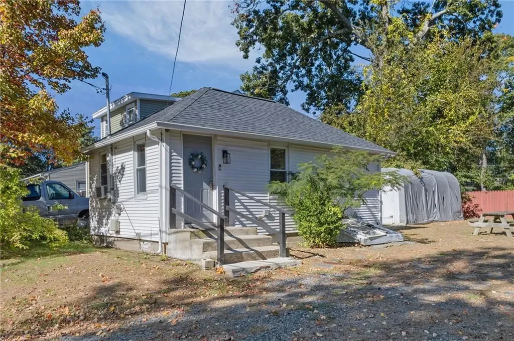 31 Oakhurst Avenue Warwick RI 02889