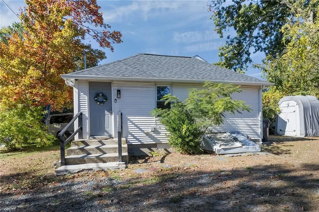 31 Oakhurst Avenue Warwick RI 02889