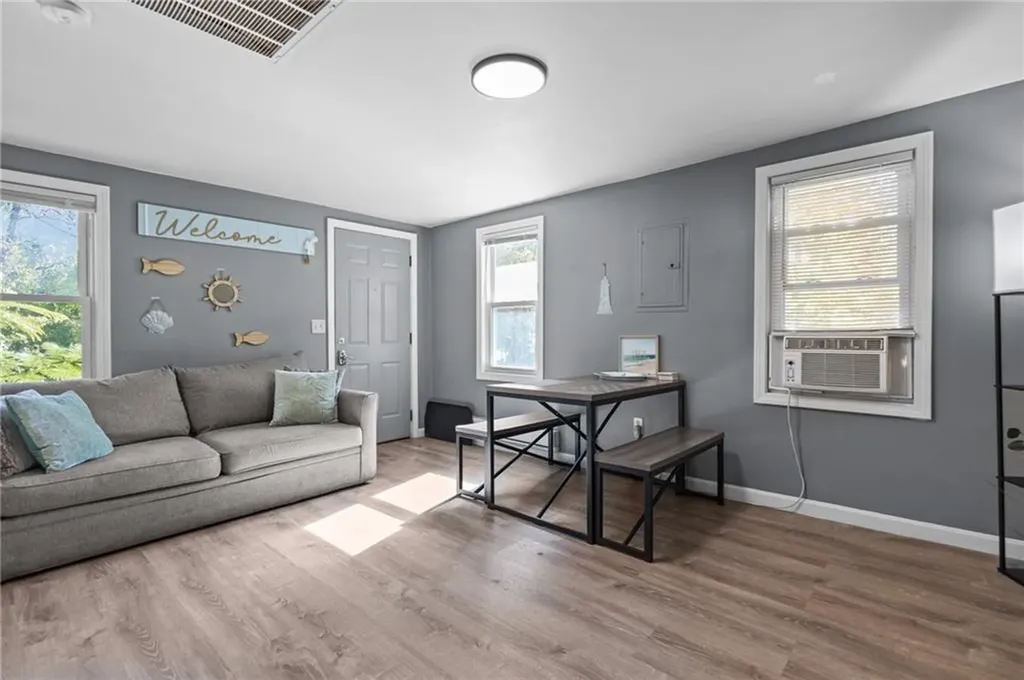 31 Oakhurst Avenue Warwick RI 02889