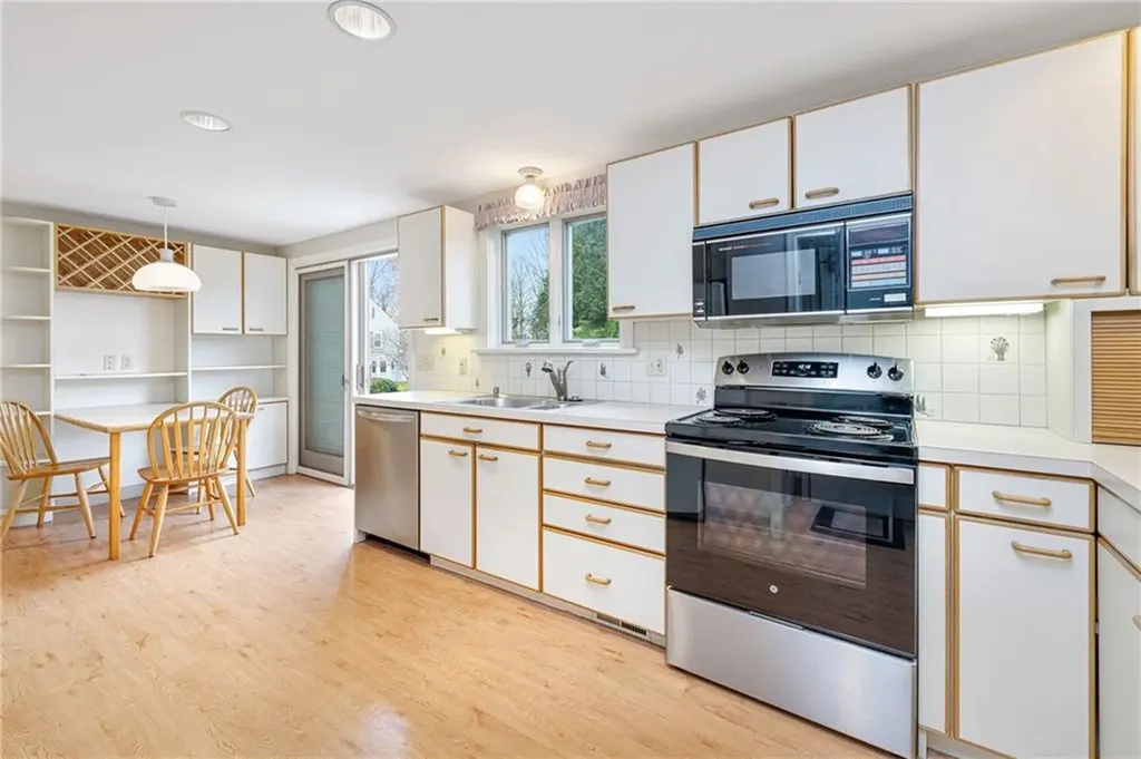 20 Elmsgate Way East Providence RI 02916