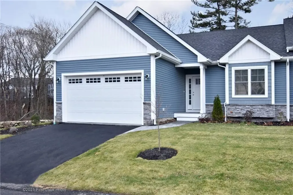 44 Stonebridge Lane Warwick RI 02818