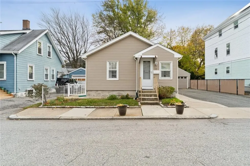 113 Oakland Avenue Pawtucket RI 02861