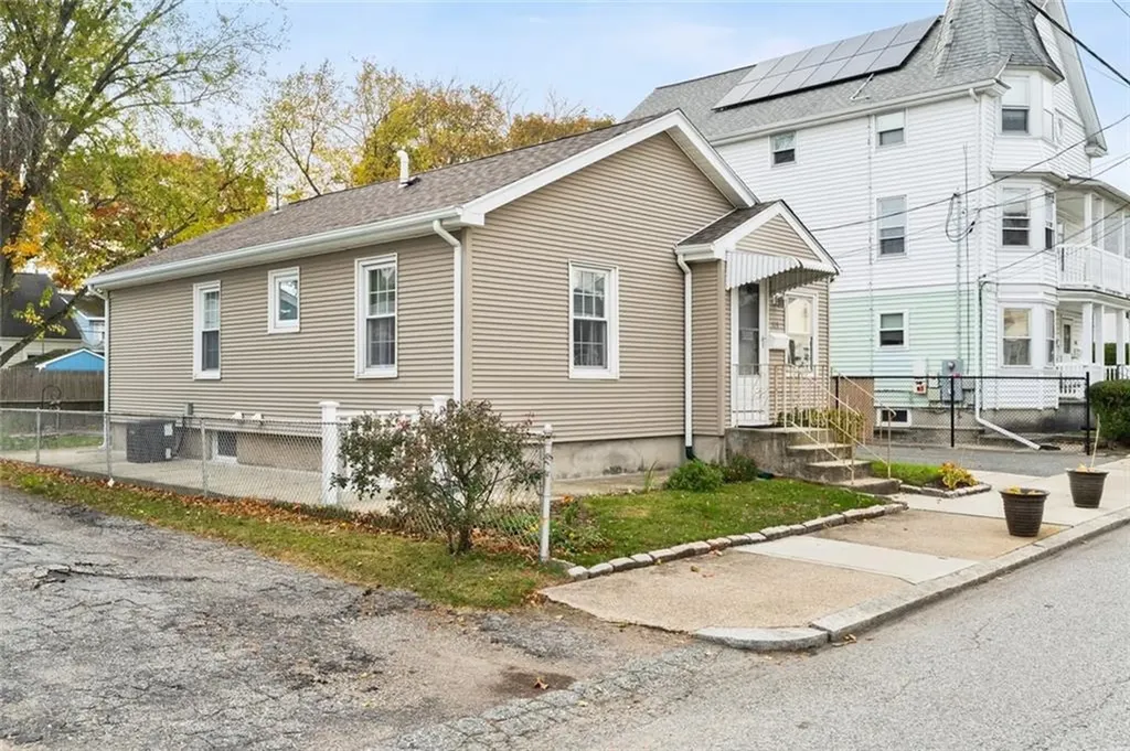 113 Oakland Avenue Pawtucket RI 02861