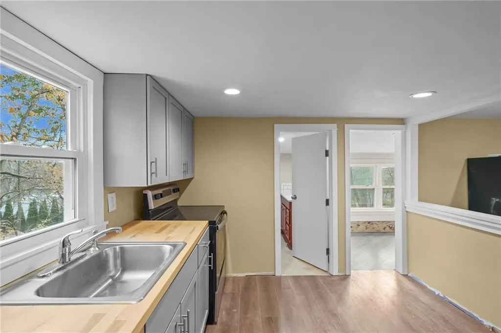 51 Knotty Oak Shore Coventry RI 02816