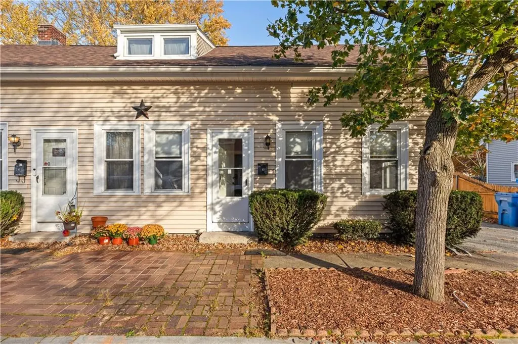 41 43 Oak Street Cranston RI 02910