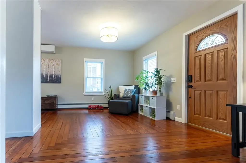 17 Oak Avenue East Providence RI 02915