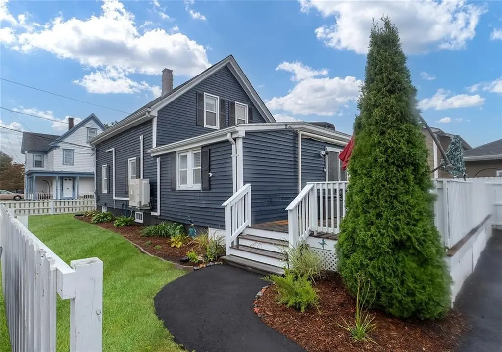 17 Oak Avenue East Providence RI 02915