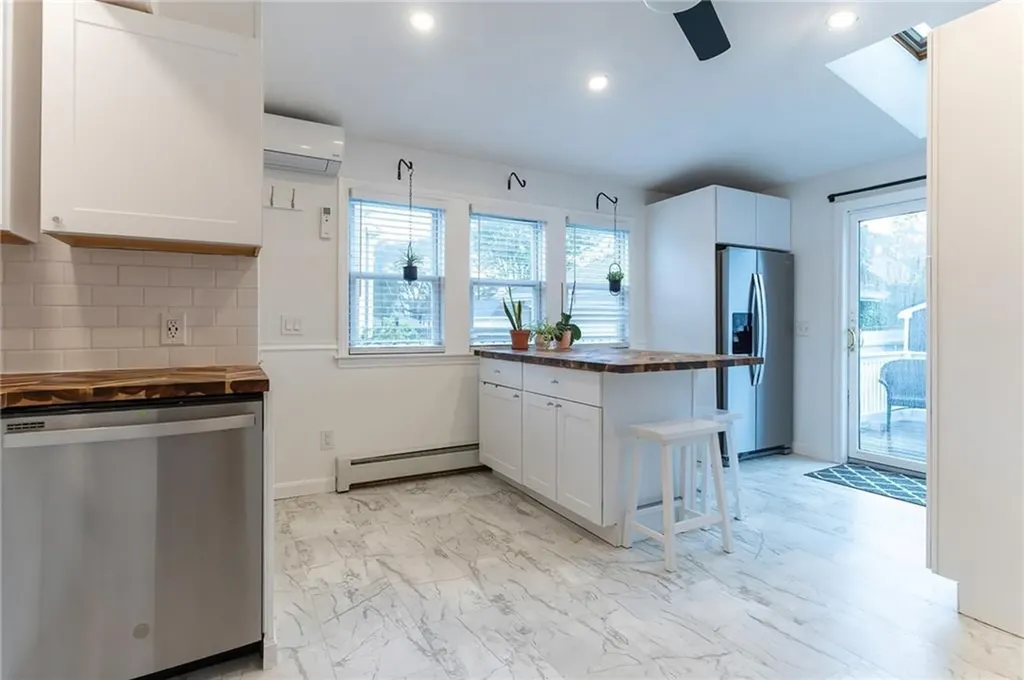 17 Oak Avenue East Providence RI 02915