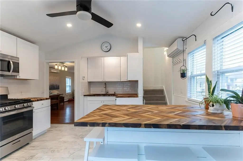 17 Oak Avenue East Providence RI 02915