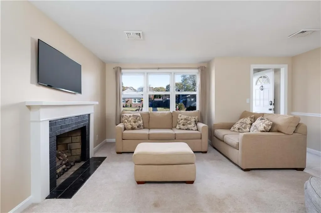 25 Honeysuckle Road Warwick RI 02888