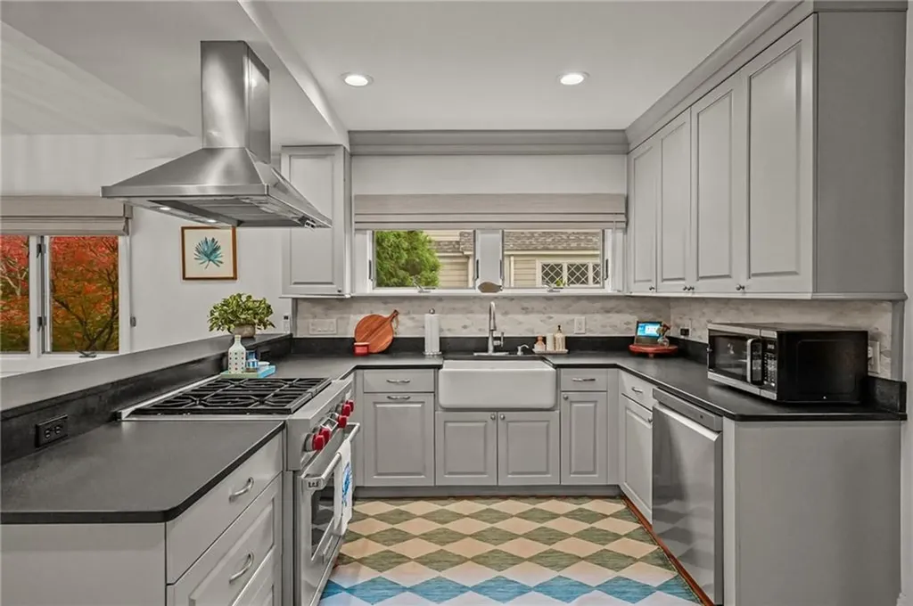 98 Columbia Avenue Cranston RI 02905