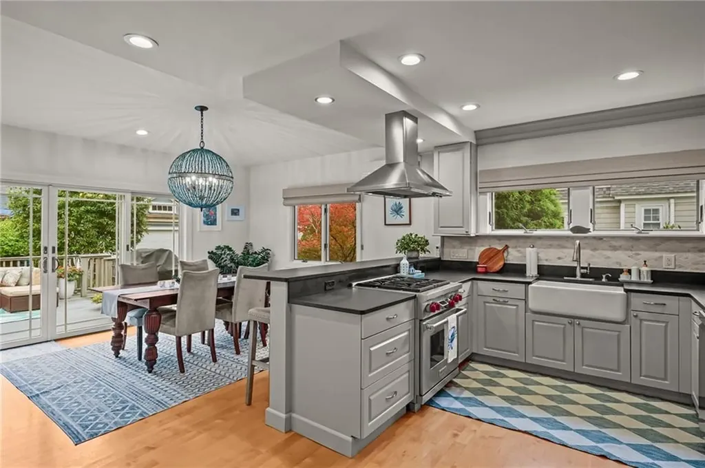 98 Columbia Avenue Cranston RI 02905