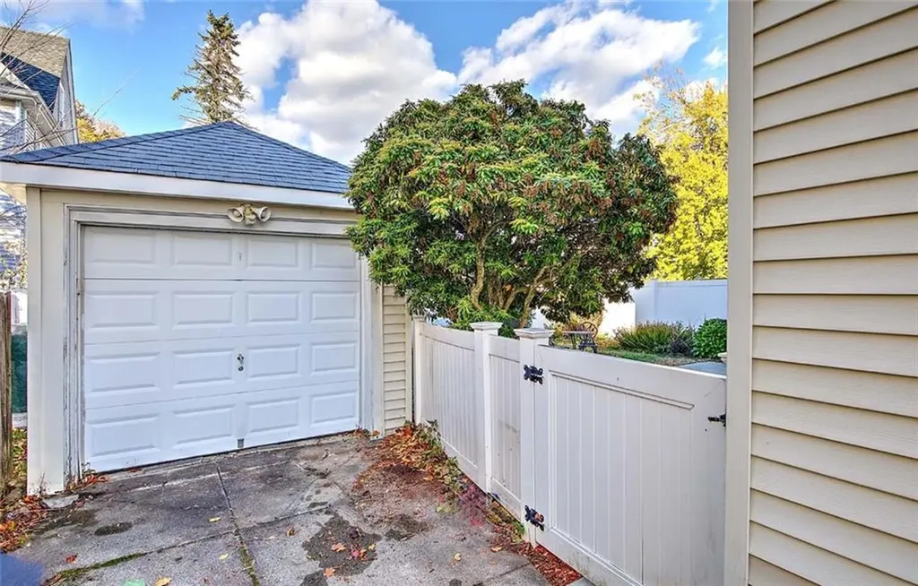 21 Chaucer Street Providence RI 02908