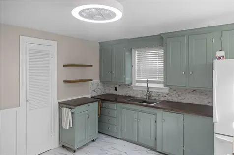 27 Ruth Street Pawtucket RI 02861