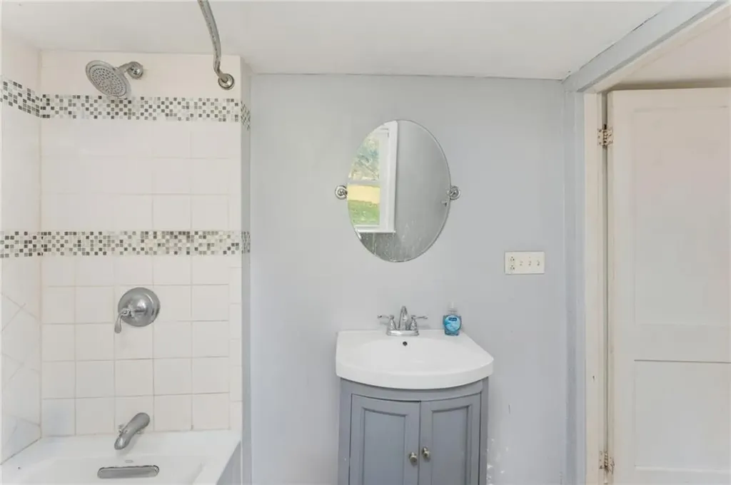 39 Hilton Street Tiverton RI 02878