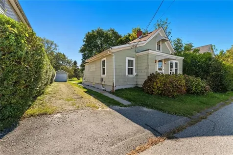 39 Hilton Street Tiverton RI 02878