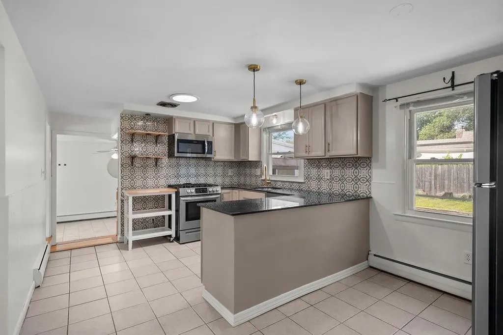 185 Brentwood Avenue Warwick RI 02886