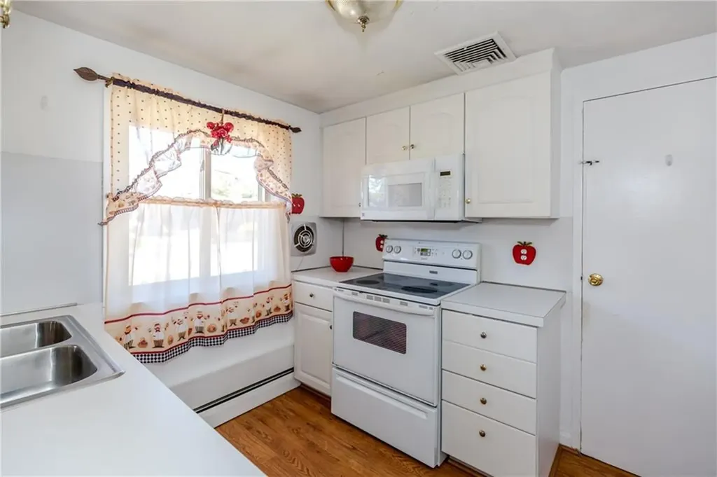 242 Dodge Street Warwick RI 02886