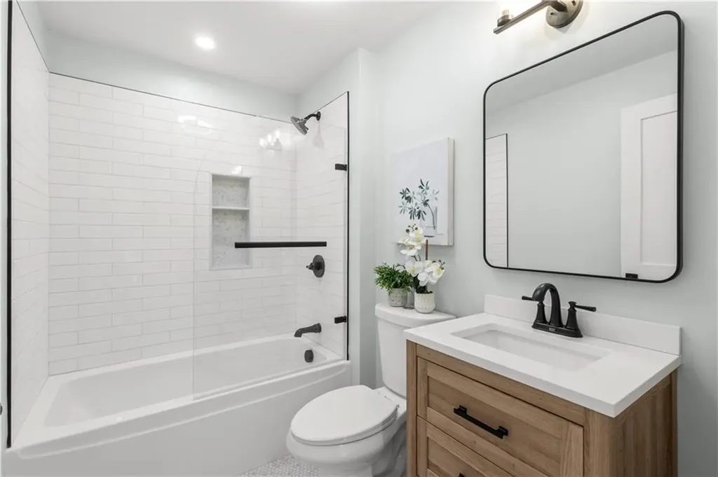 28 Manchester Street Warwick RI 02888