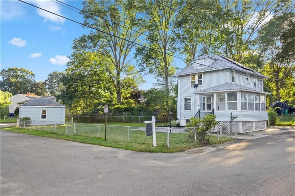 28 Manchester Street Warwick RI 02888