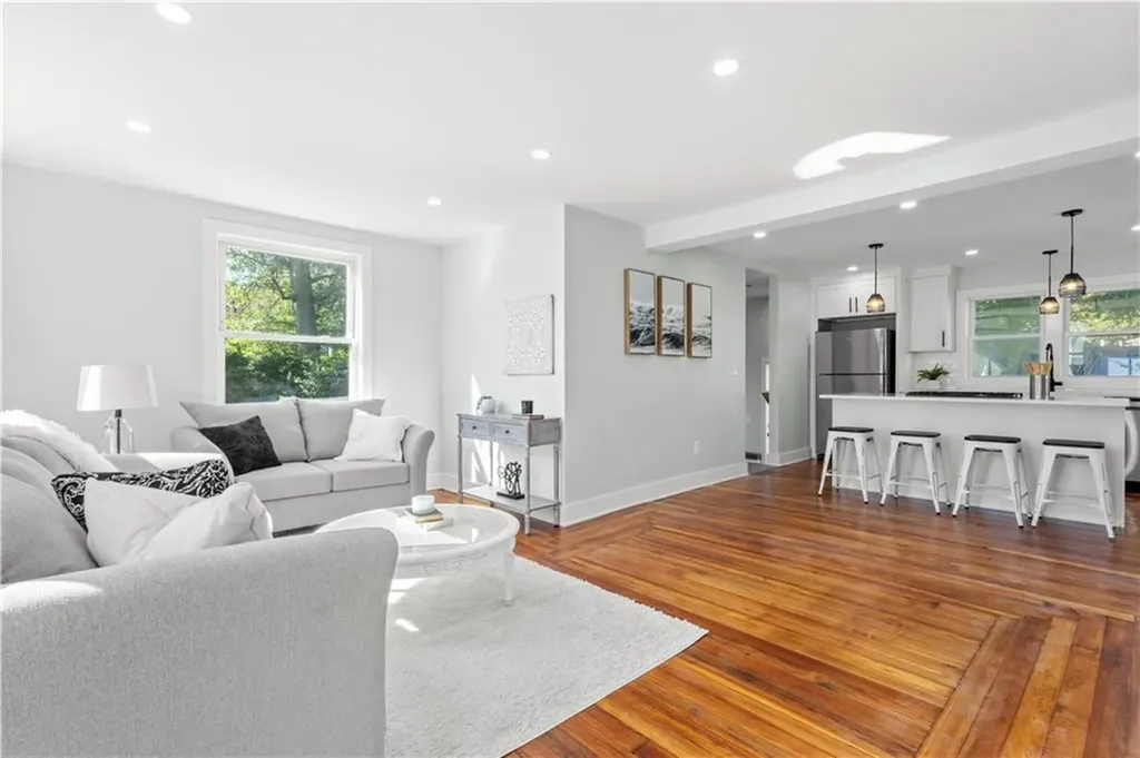 28 Manchester Street Warwick RI 02888