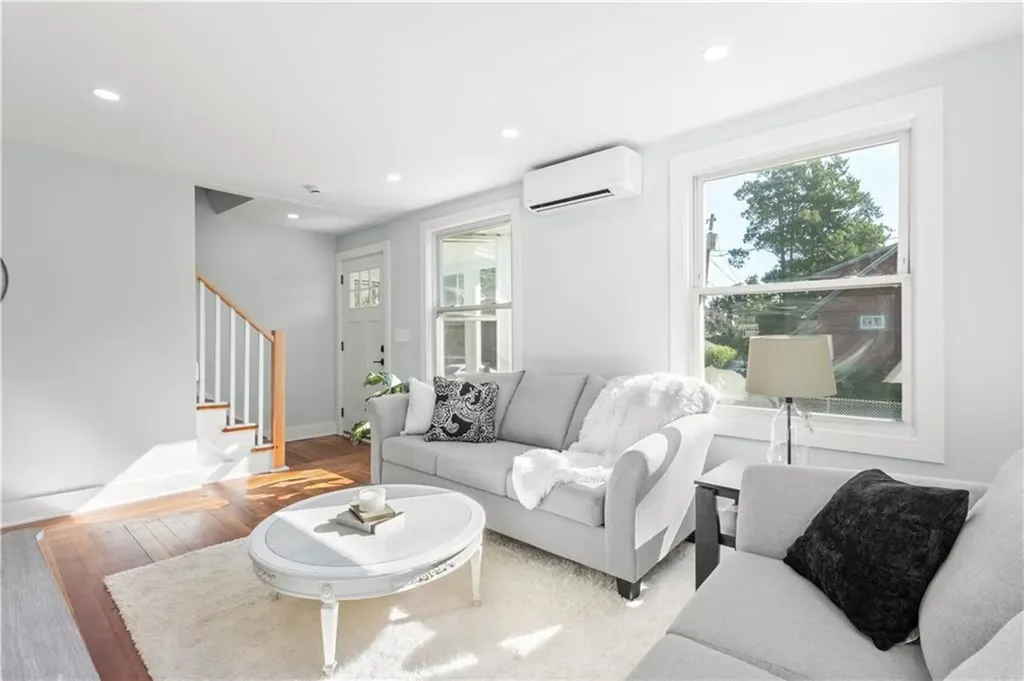 28 Manchester Street Warwick RI 02888