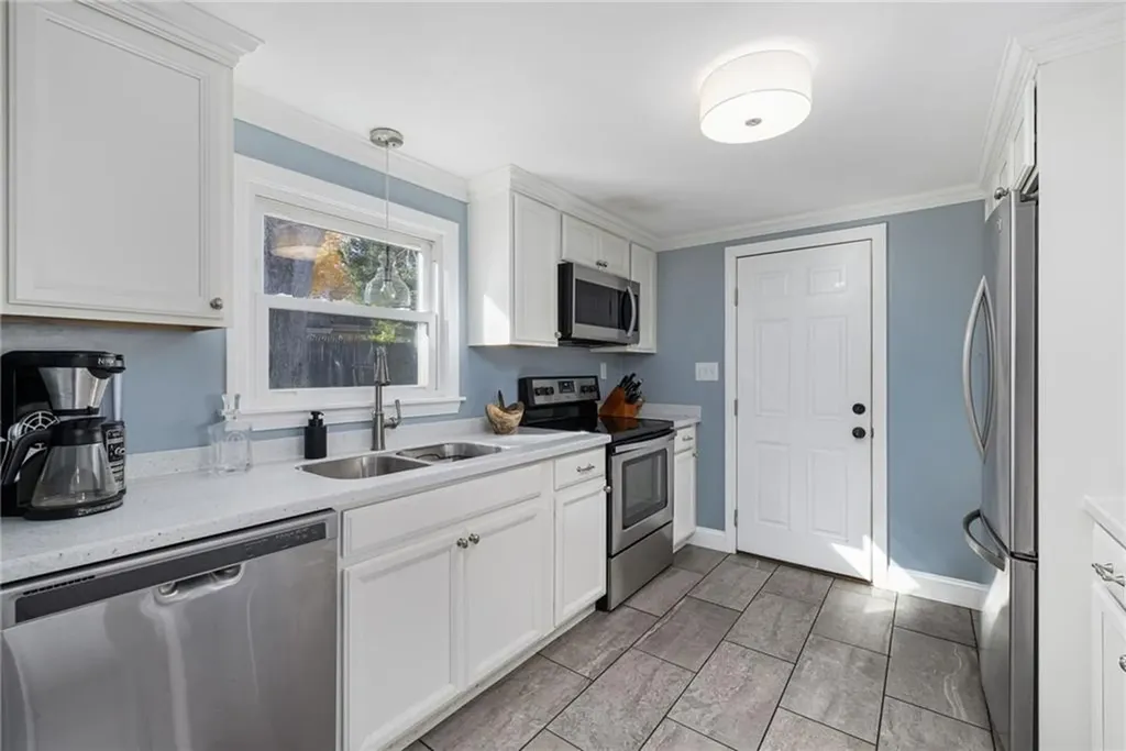 17 Larchmont Road Warwick RI 02886