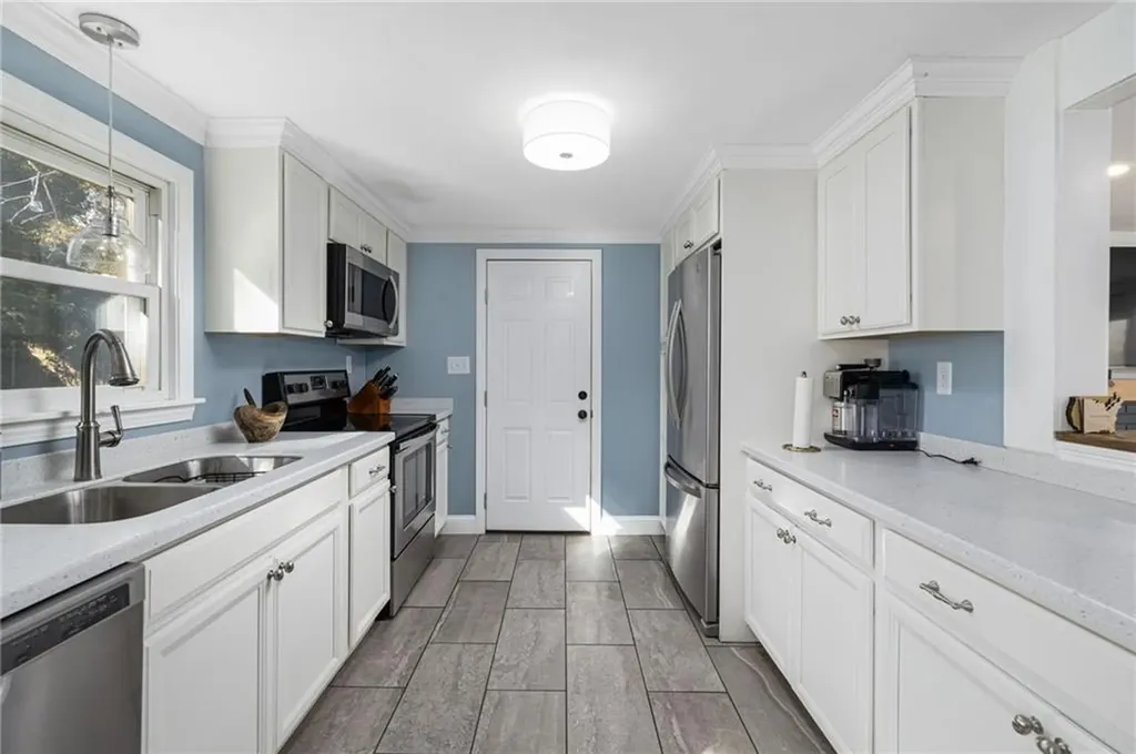 17 Larchmont Road Warwick RI 02886