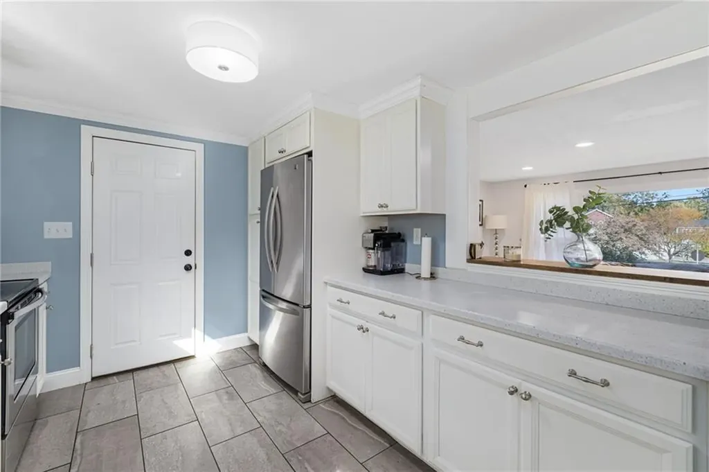 17 Larchmont Road Warwick RI 02886