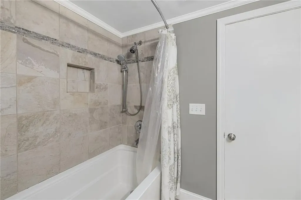 17 Larchmont Road Warwick RI 02886