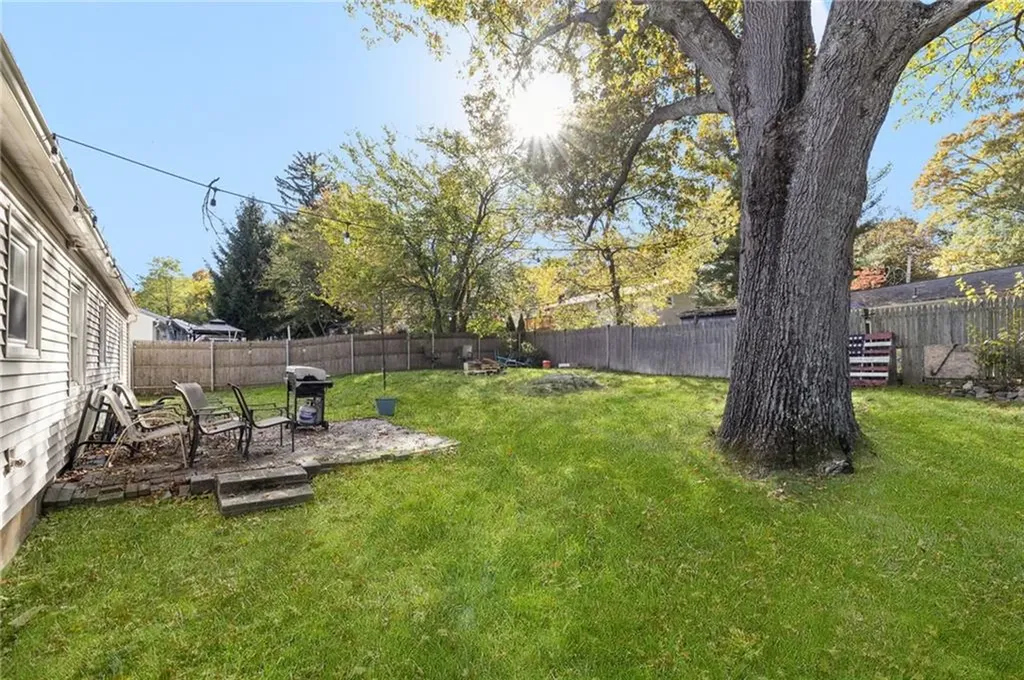 17 Larchmont Road Warwick RI 02886