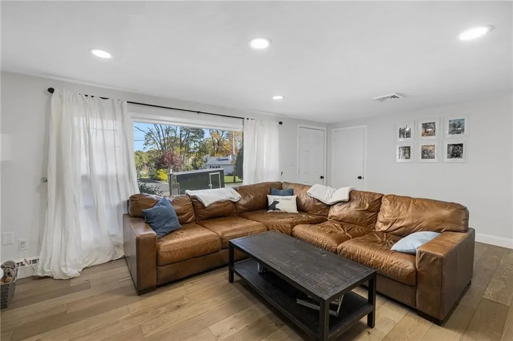 17 Larchmont Road Warwick RI 02886