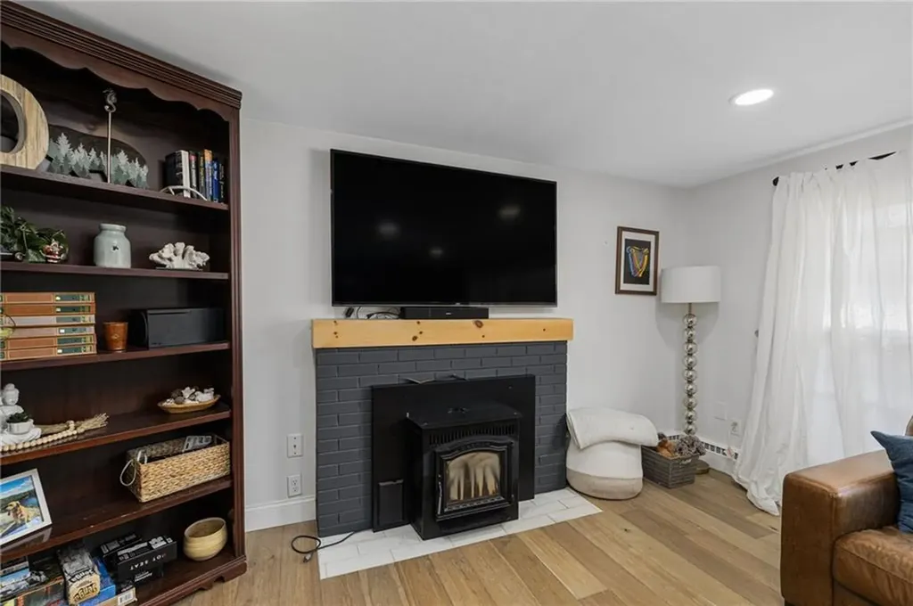 17 Larchmont Road Warwick RI 02886