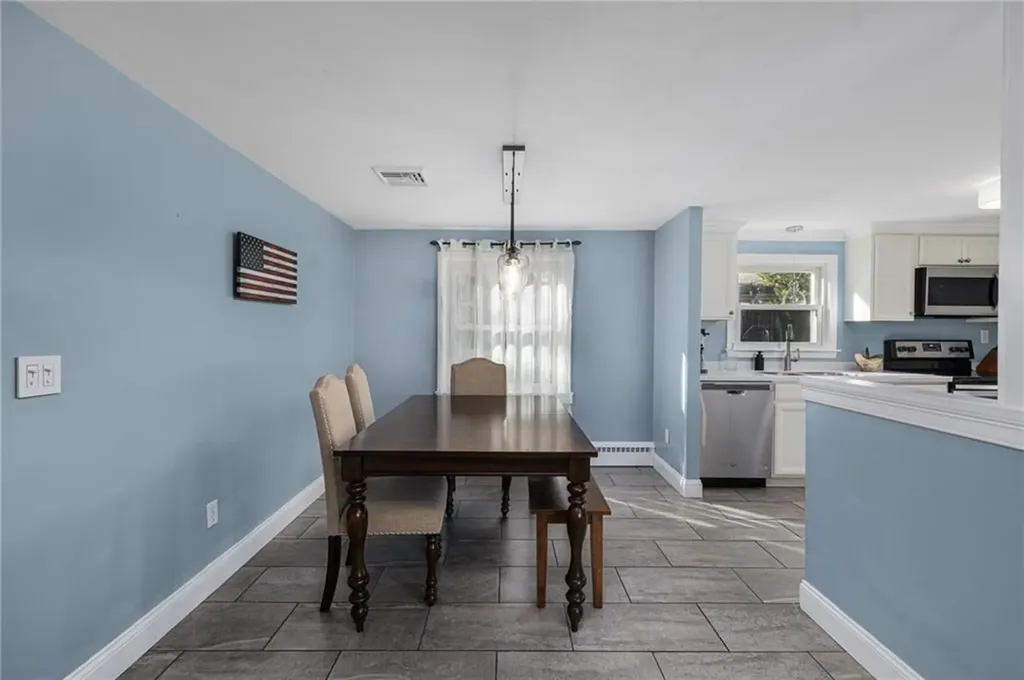 17 Larchmont Road Warwick RI 02886