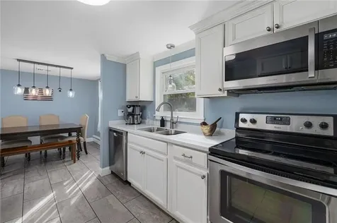 17 Larchmont Road Warwick RI 02886