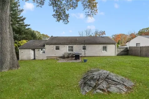 17 Larchmont Road Warwick RI 02886