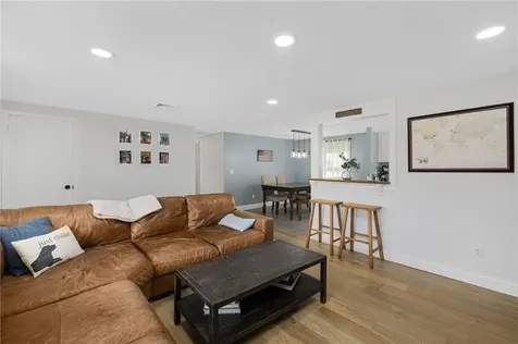 17 Larchmont Road Warwick RI 02886