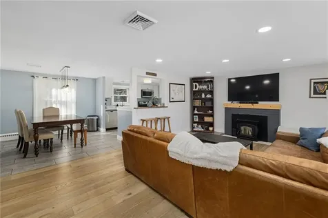 17 Larchmont Road Warwick RI 02886