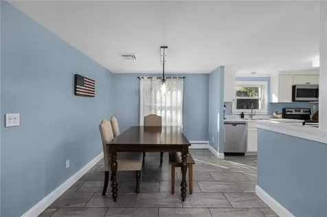 17 Larchmont Road Warwick RI 02886